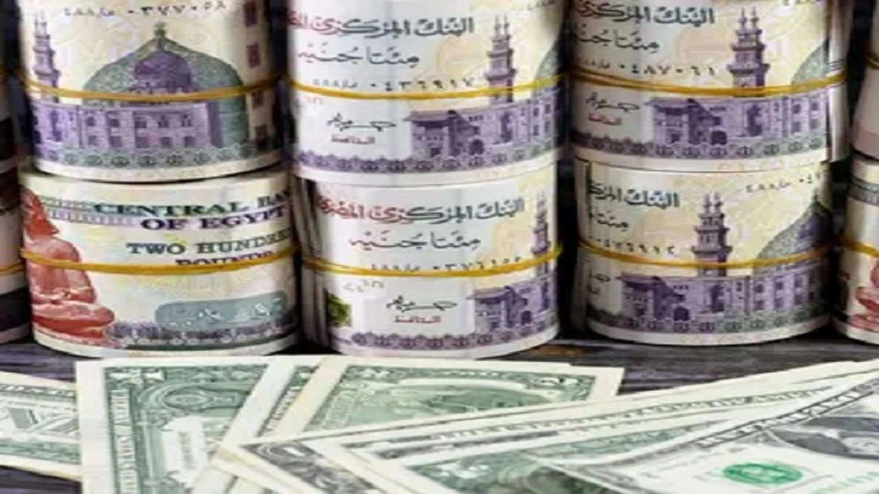 قفزة سعر الدولار.. كيف يهدد نقص السيولة استقرار حركة الأسواق المحلية؟